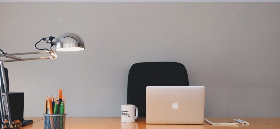 Klucz do efektywności i komfortu pracy w biurze - jakie oświetlenie wybrać?
